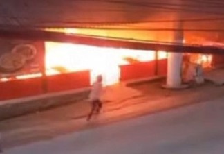 CRUELDADE: Homens colocam fogo em restaurante com os funcionários dentro do local - VEJA O VÍDEO