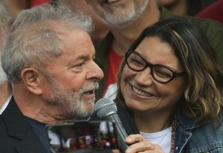Former Brazilian President Luiz Inacio Lula da Silva speaks to supporters next to his gilfriend Rosangela da Silva after leaving the Federal Police Headquarters, where he was serving a sentence for corruption and money laundering, in Curitiba, Parana State, Brazil, on November 8, 2019. - A judge in Brazil on Friday authorized the release of ex-president Luiz Inacio Lula da Silva, after a Supreme Court ruling paved the way for thousands of convicts to be freed. (Photo by CARL DE SOUZA / AFP)