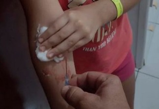 Criança volta de hospital com agulha para aplicação de soro dentro do braço em Patos