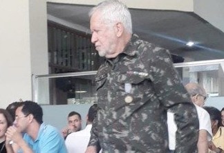 Alexandre Garcia desfila vestido de militar e gera polêmica: "Jornalista oficial do regime"