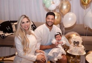 Hulk e a esposa, Camila Ângelo, celebram primeiro mês da filha, Zaya