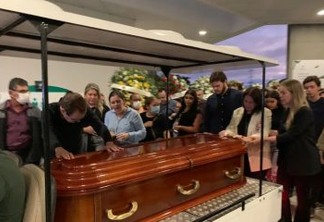 Sob forte comoção, corpo do ex-senador Ivandro Cunha Lima é sepultado em Campina Grande