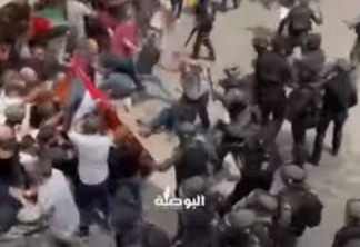 Polícia de Israel ataca palestinos durante funeral de jornalista - VEJA VÍDEO