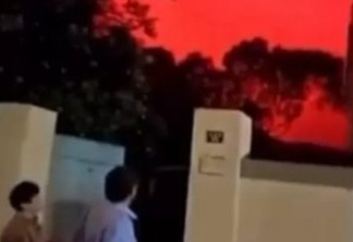 INCRÍVEL: Céu fica completamente vermelho e assusta moradores em vilarejo - VEJA O VÍDEO