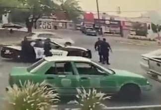PANCADARIA: Vídeo flagra policiais trocando socos e chutes entre si no meio da rua - VEJA