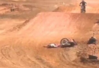 TRAGÉDIA: piloto de motocross morre em queda ao saltar rampa em campeonato - VEJA VÍDEO