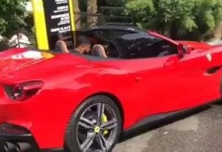 Paraibano Hulk aparece com Ferrari avaliada em R$ 3 milhões - VEJA VÍDEO