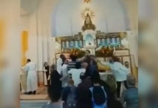 Homem ataca padre durante missa por não poder se casar pela 2ª vez na igreja- VEJA VÍDEO