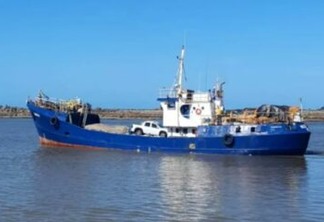 Marinha faz buscas por desaparecidos após naufrágio de embarcação em Cabedelo