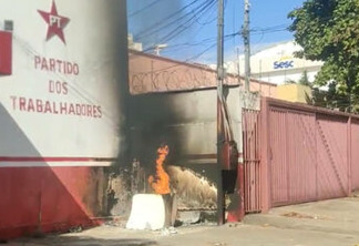 Polícia investiga incêndio diante de diretório do PT em Goiânia; suspeita é de vandalismo