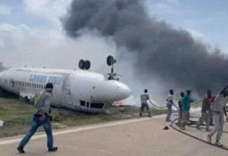 Avião 'aterrissa de ponta-cabeça' em acidente; 30 pessoas que estavam a bordo foram resgatadas com vida