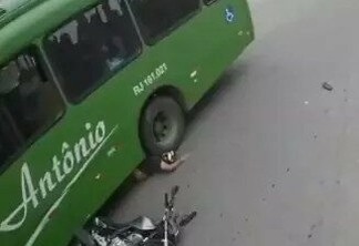 Motociclista é salvo por capacete após cair embaixo de roda de ônibus: VEJA O VÍDEO