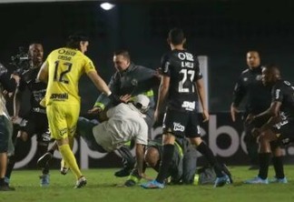 Torcedor do Santos invade campo e agride goleiro Cássio, do Corinthians: VEJA O VÍDEO