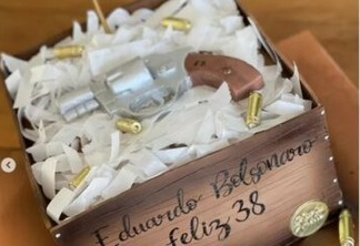 Um dia após petista ser morto em festa de aniversário, Eduardo Bolsonaro posta foto com bolo em forma de arma