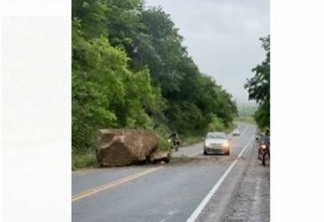PERIGO! Pedra gigante cai sobre estrada em Bananeiras e provoca transtorno no trânsito -  VEJA VÍDEO