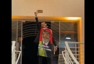 Na Paraíba, jovem surpreende ao entrar na formatura com toalha de Lula: “Saí de casa pra fazer faculdade federal de Medicina e a culpa é toda do Lula" - VEJA VÍDEO