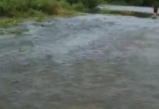 Barragem Saulo Maia volta a sangrar após fortes chuvas em Areia - VEJA VÍDEO