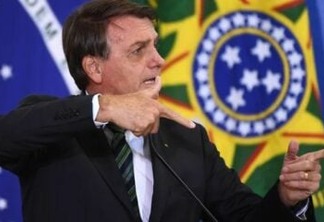Bolsonaro diz que seu governo combateu a violência contra a mulher mas defende armamento: "Ajuda a defendê-las se aparecer algum engraçadinho"