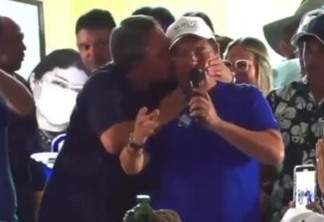 Efraim Filho beija Galdino após ouvir que presidente da ALPB prefere apoiar sua candidatura a concorrer como vice de João - VEJA VÍDEO 