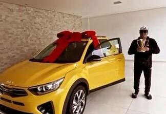 Hulk recebe carro de R$150 mil como prêmio da Supercopa do Brasil e presenteia pai: "Meu guerreiro"