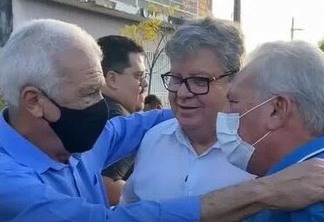 Governador João Azevêdo e prefeito Zé Aldemir visitam obra de pavimentação em Cajazeiras