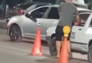 Homens empurram carro para passar por blitz da Lei Seca e vídeo viraliza nas redes - VEJA 