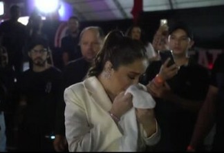 Mari Fernandez se emociona durante show no Parque do Povo com lotação do público - VEJA VÍDEO