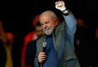 Lula conta sobre rouquidão em evento de campanha: "Preciso ficar sem falar por um mês"