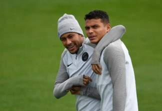Paris Saint-Germain's Brazilian forward Neymar (L) hugs Paris Saint-Germain's Brazilian defender Thiago Silva during a training session at the Camp des Loges in Saint-Germain-en-Laye on September 11, 2017 on the eve of the Champions League football match between PSG and Celtic FC. / AFP PHOTO / CHRISTOPHE SIMON