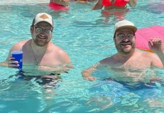 Homem encontra irmão gêmeo durante férias e foto viraliza