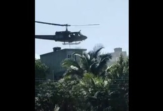 Policiais usam helicóptero para prender traficante dentro de casa - VEJA VÍDEO