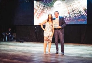 Chico Mendes recebe troféu de ‘Prefeito Empreendedor de 2021’ na festa dos Melhores do Ano em Cajazeiras
