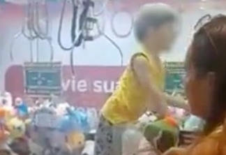 Criança fica presa em máquina de caça-brinquedos em shopping - VEJA VÍDEO
