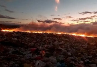Incêndio de grandes proporções é registrado em lixão na cidade de Patos, neste sábado (27)