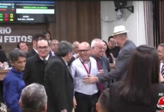 Jeová entrega medalha Ednaldo do Egypto ao ator paraibano José Ricardo Lacerda, em Cajazeiras