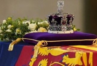 Com 2.868 diamantes, coroa que adorna caixão de Elizabeth II é símbolo do poder real