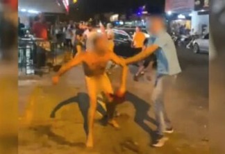 Homem pelado invade bar com faca na mão e tenta agredir clientes: VEJA O VÍDEO