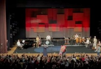 Chico Buarque exibe toalha de Lula e faz o "L" em show no Teatro Pedra do Reino: VEJA O VÍDEO