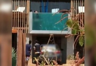 Casal é flagrado fazendo sexo em piscina transparente em pousada de frente para praia: VEJA O VÍDEO