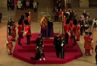 Guarda real desmaia durante velório da rainha Elizabeth II: VEJA O VÍDEO