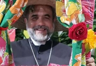 MEME AMBULANTE: após ser chamado de 'padre de festa junina', internautas resgatam fotos de Padre Kelmon fantasiado