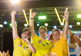 Efraim, Júnior Araújo e Murilo Galdino arrastam uma multidão vestida de amarelo nas ruas de Cajazeiras