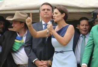Na tentativa de conquistar o eleitorado feminino, Michelle sai em defesa de Bolsonaro e declara: "Mulher tem que ser ajudadora do esposo"