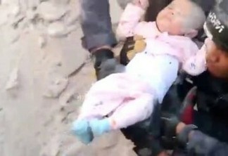 Bebê de quatro meses é resgatada com vida dos dos escombros de um prédio