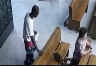 Mulher tem bolsa furtada enquanto rezava dentro de igreja - VEJA VÍDEO