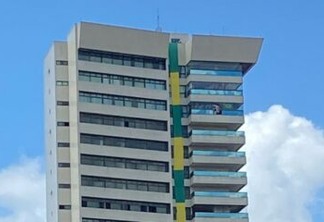 Juíza manda retirar faixa verde e amarela de condomínio luxuoso em Campina Grande