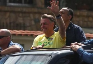 Bolsonaro vai ao Galeão recepcionar o Flamengo e posa com a taça da Libertadores
