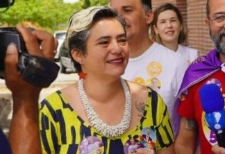 Candidata Adjany Simplício vota na UFPB acompanhada por apoiadores
