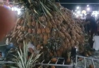 Escultura feita de abacaxi desaba sobre público durante festa: VEJA O VÍDEO