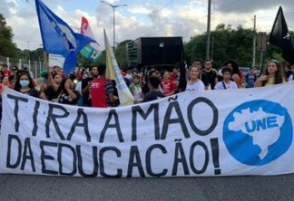 Estudantes da UFPB protestam contra cortes de verba na educação